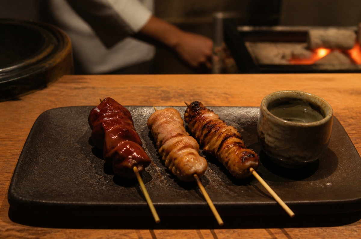 希少部位の焼鳥三本と酒を合わせたこだわり串コース