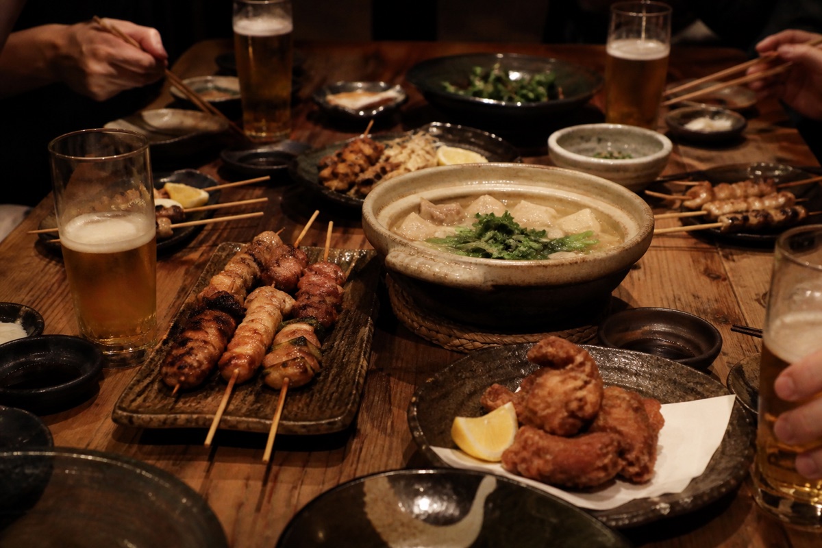 焼鳥と唐揚げと鶏鍋を囲む宴会コースの卓上