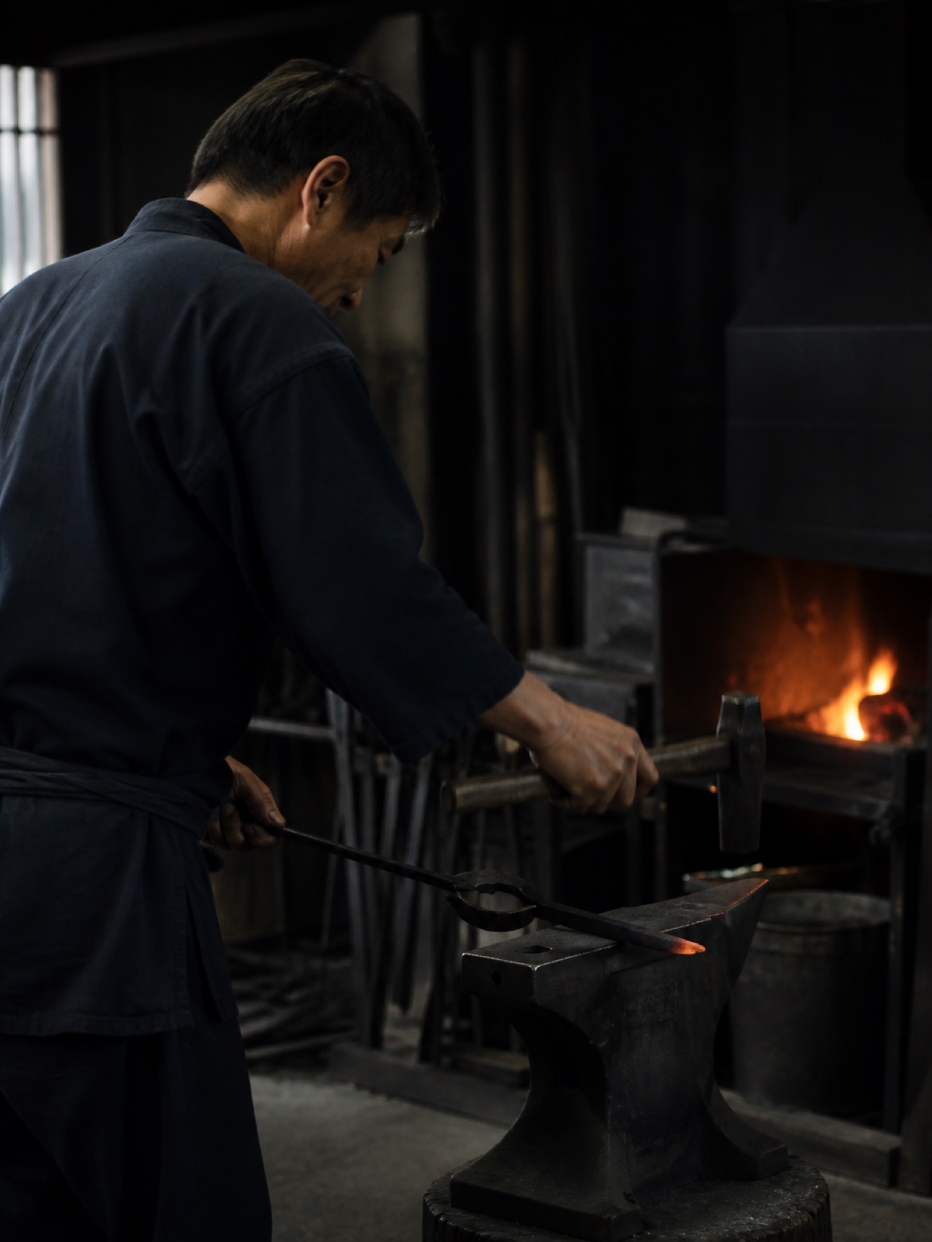 工房で鍛鉄を加工する家具職人