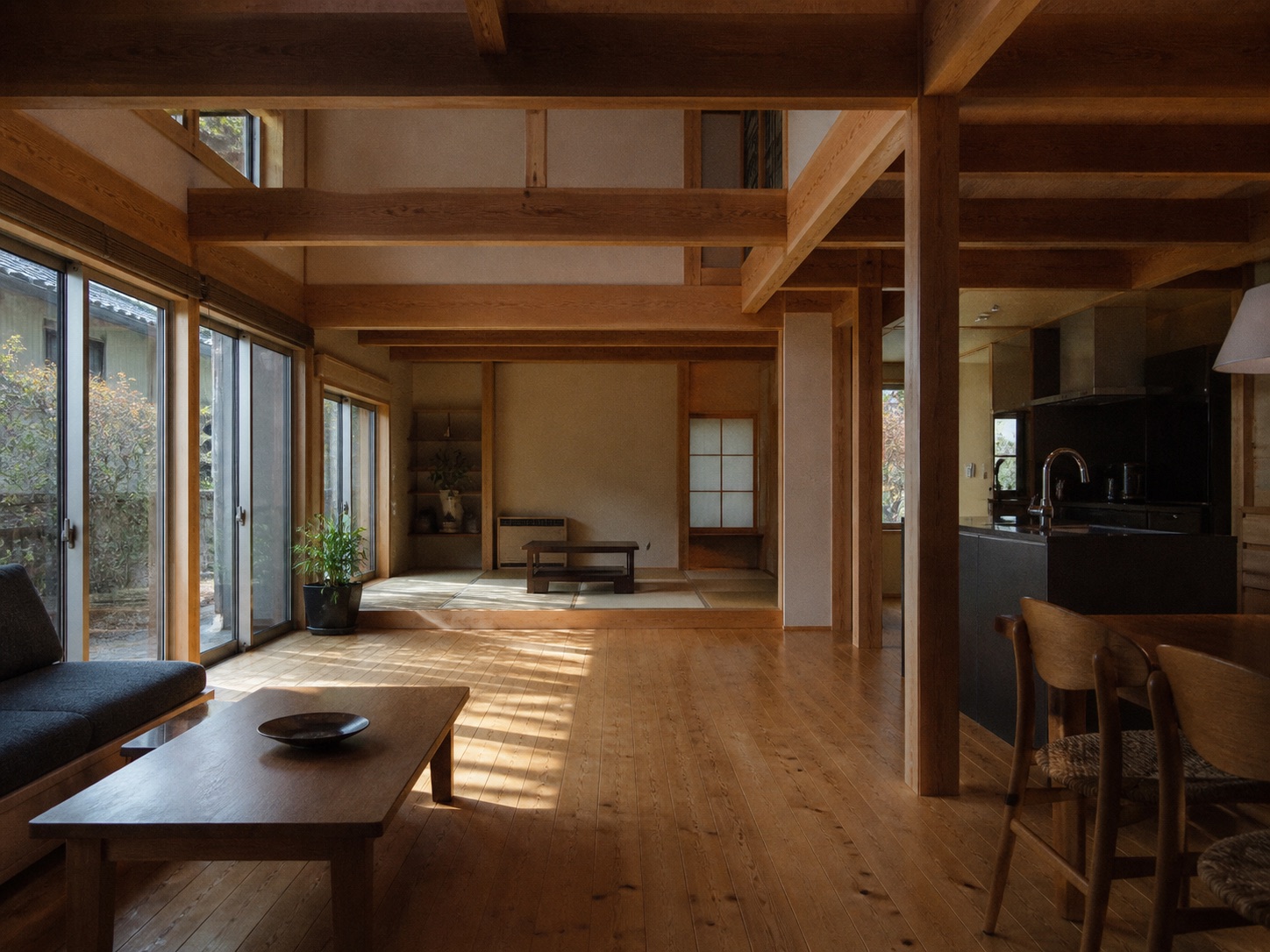 無垢材の床と梁が広がる木造住宅のリビング