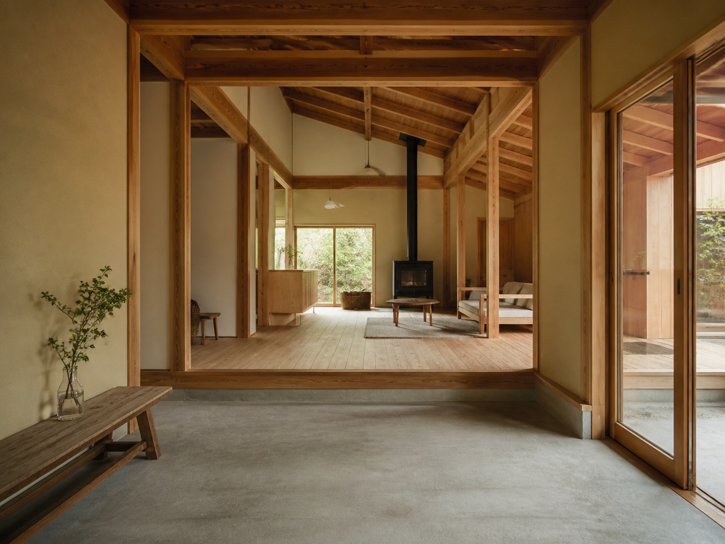 大きな土間から木のリビングへつながる平屋の室内